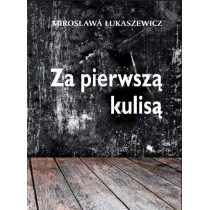 Za pierwsz� kulis�