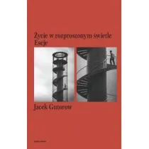 �ycie w rozproszonym �wietle eseje