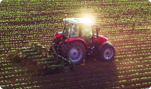 traktor jedzie po polu